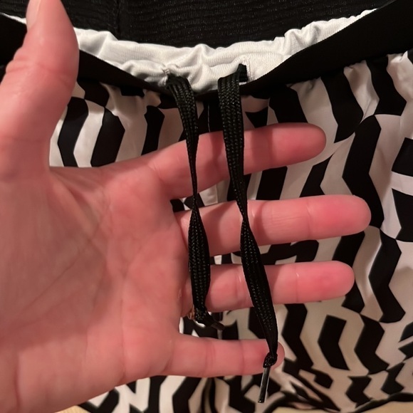 CUTE black white Adidas running aeroready shorts 4” Large - Picture 7 of 7